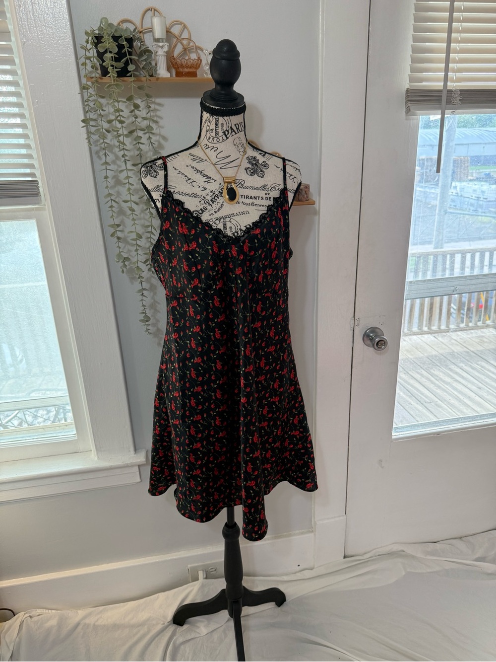 Secret Treasures vintage rose mini dress with black lace trim size 1XL